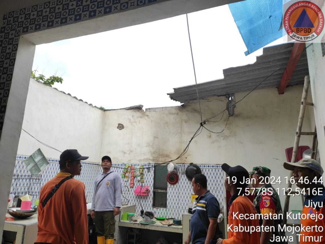 Angin Kencang Rusak 5 Rumah di Kabupaten Mojokerto 1 BPBD Kabupaten Mojokerto saat asesmen rumah rusak di Kutorejo. Foto: BPBD Kabupaten Mojokerto