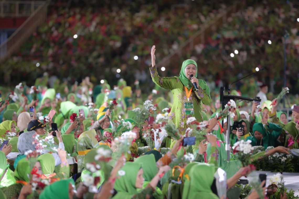 Khofifah Indar Parawansa memimpin Harlah Muslimat NU 2024 di Gelora Bung Karno, Jakarta, pada Sabtu (20/1/2024). Foto: Humas Pemprov Jatim