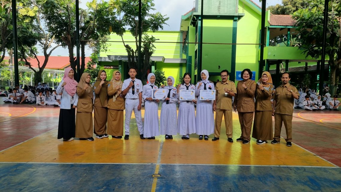 Siswa SMKN 1 Turen Masuk 5 Besar Olimpiade Komputer Akuntansi Online se-Jatim 2024 1 2 Siswa Akuntansi SMKN 1 Turen bersama peserta yang juga meraih juara olimpiade akuntansi. Foto: dok SMKN 1 Turen