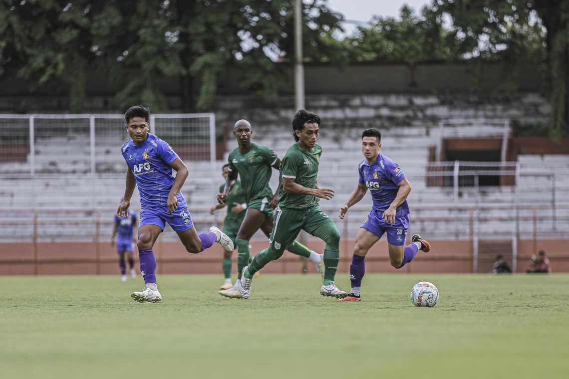 Laga Uji Coba Lawan Persik Kediri, Persebaya Surabaya Unggul 2-0 1 Persebaya Surabaya melakukan laga uji coba tertutup melawan Persik Kediri di Gelora 10 November Surabaya, pada Sabtu (20/1/2024). Foto: Official Persebaya