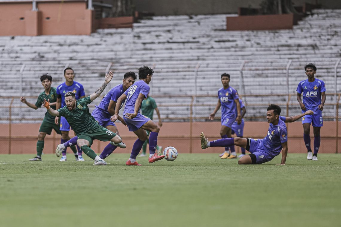 Persebaya Surabaya melakukan laga uji coba terututp melawan Persik Kediri di Gelora 10 November Surabaya, pada Sabtu (20/1/2024). Foto: Official Persebaya