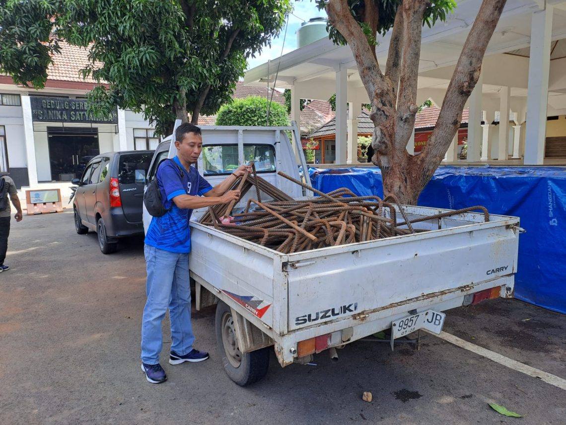 Polisi Kejar 5 Buronan Kasus Pencurian Ratusan Besi Milik PT SBI di Tuban 1 Barang bukti 107 batang besi dan sebuah kendaraan pikap jenis Cerry bernopol S 9957 JB. Foto: Rochim/Tugu Jatim