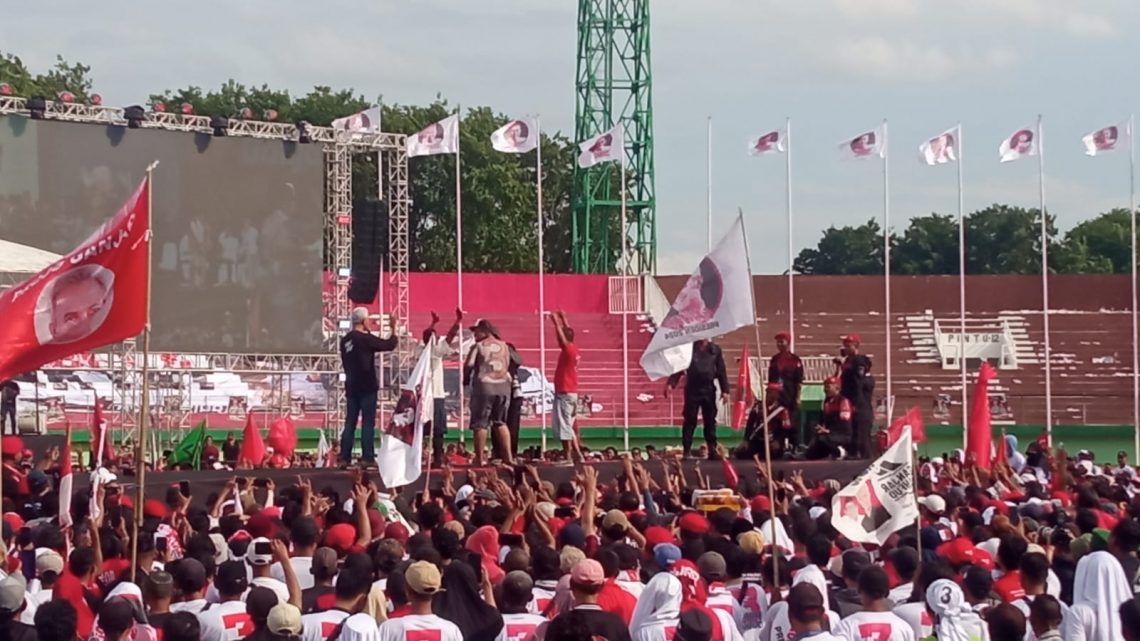 Ribuan relawan memenuhi GOR Delta Sidoarjo untuk menghadiri kampanye akbar Ganjar-Mahfud, pada Minggu (21/1/2024). Foto: Izzatun Najibah/Tugu Jatim