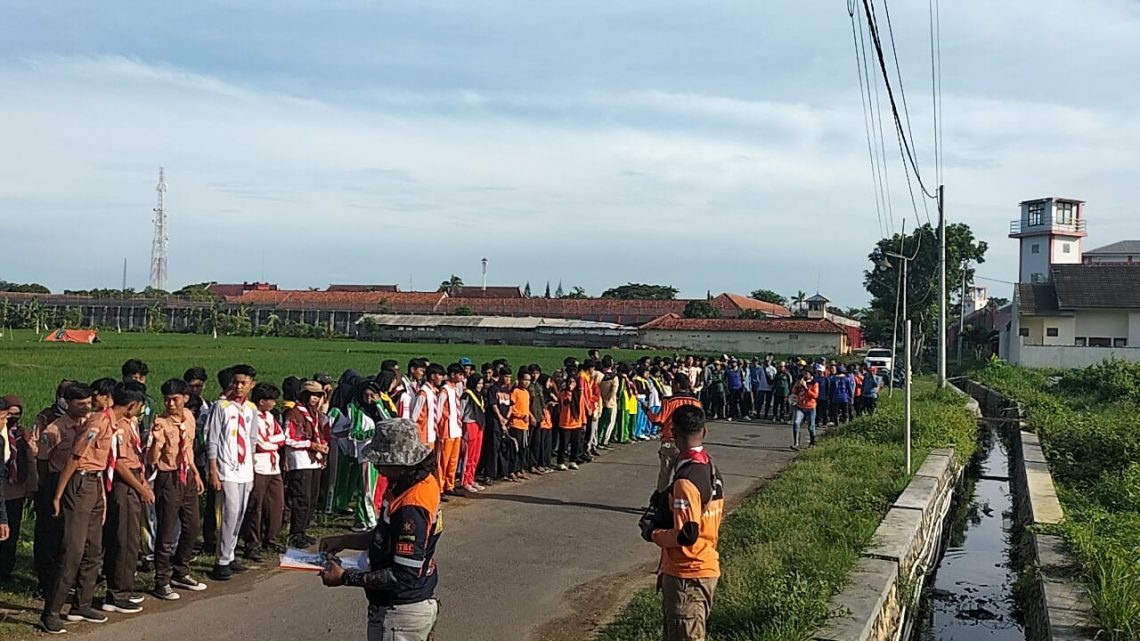 Ratusan relawan bersih-bersih sungai sebagai upaya dini pencegahan bencana banjir. Foto: Rifqan AZ/Tugu Jatim