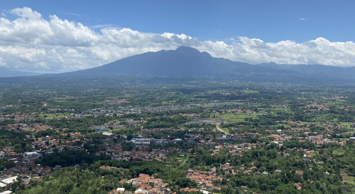 Nikmati Wisata Hiking Murah Meriah di Puncak Galau, Tak Sampai 1 Jam dari Kota Bogor 1 Pemandangan dari Puncak Galau dan tampak Gunung Salak, pada 20 Januari 2023. Foto: Bima Sukma