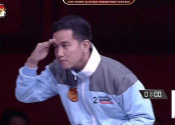 Gibran Clingak-clinguk Cari Jawaban saat Debat Cawapres, Mahfud MD: Itu Gimik