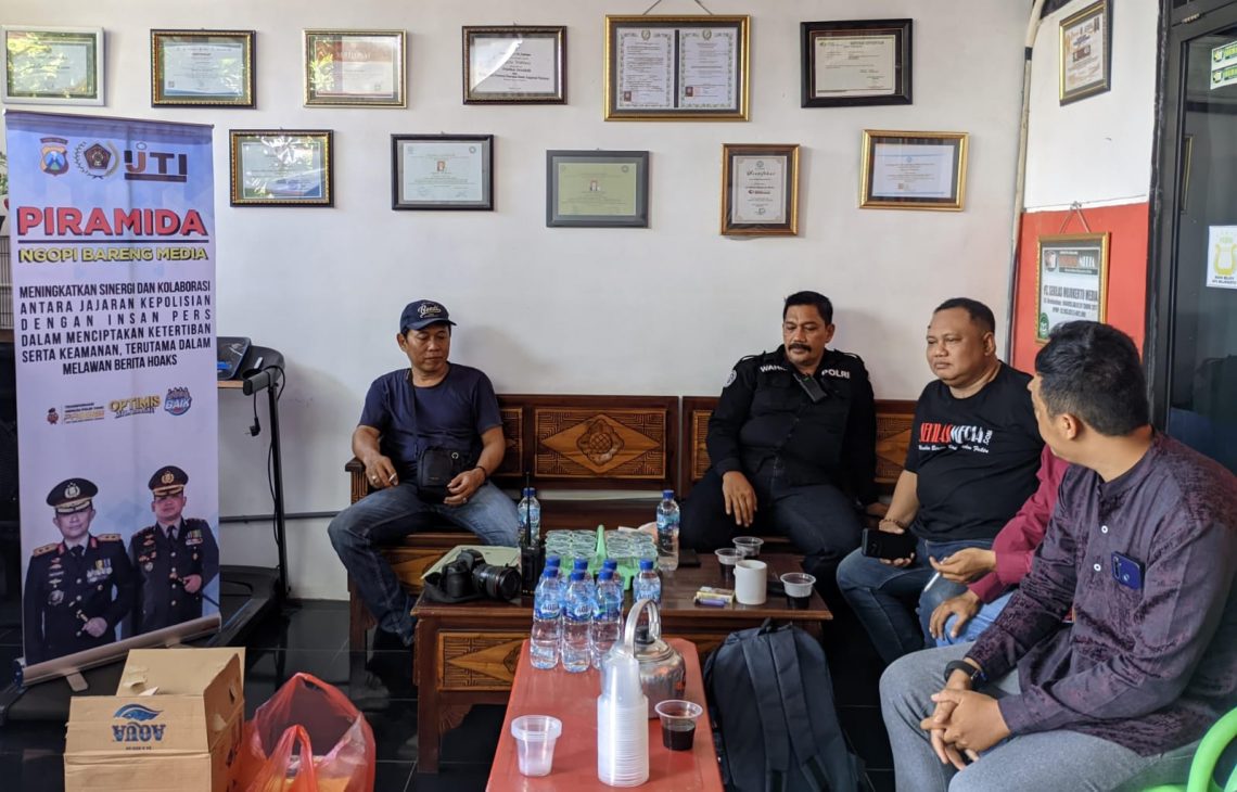 Polres Mojokerto Ajak Wartawan Perangi Hoaks di Tahun Politik 1 Kasi Humas Polres Mojokerto, Iptu Abdul Wahib (baju hitam) ngobrol bareng wartawan. Foto: Hanif Nanda/Tugu Jatim