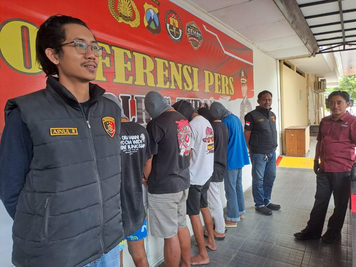 Enam tersangka pengeroyokan sejoli di Jalan Plumpang-Soko, Desa Sumberagung, Kecamatan Plumpang, Tuban, saat digelandang di Mapolres Tuban. Foto: Rochim/Tugu Jatim