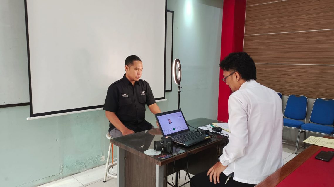 Salah seorang wartawan bersiap difoto oleh petugas Imigrasi Kelas 1 Malang. Foto: dok PWI Malang Raya