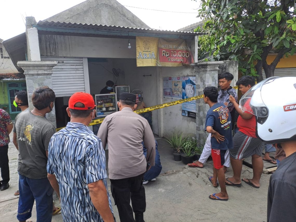 Nenek Sebatang Kara di Tuban Ditemukan Tewas Tergantung di Kontrakan 1 Rumah kontrakan L yang dipasang garis polisi dipadati warga yang penasaran. Foto: Rochim/Tugu Jatim