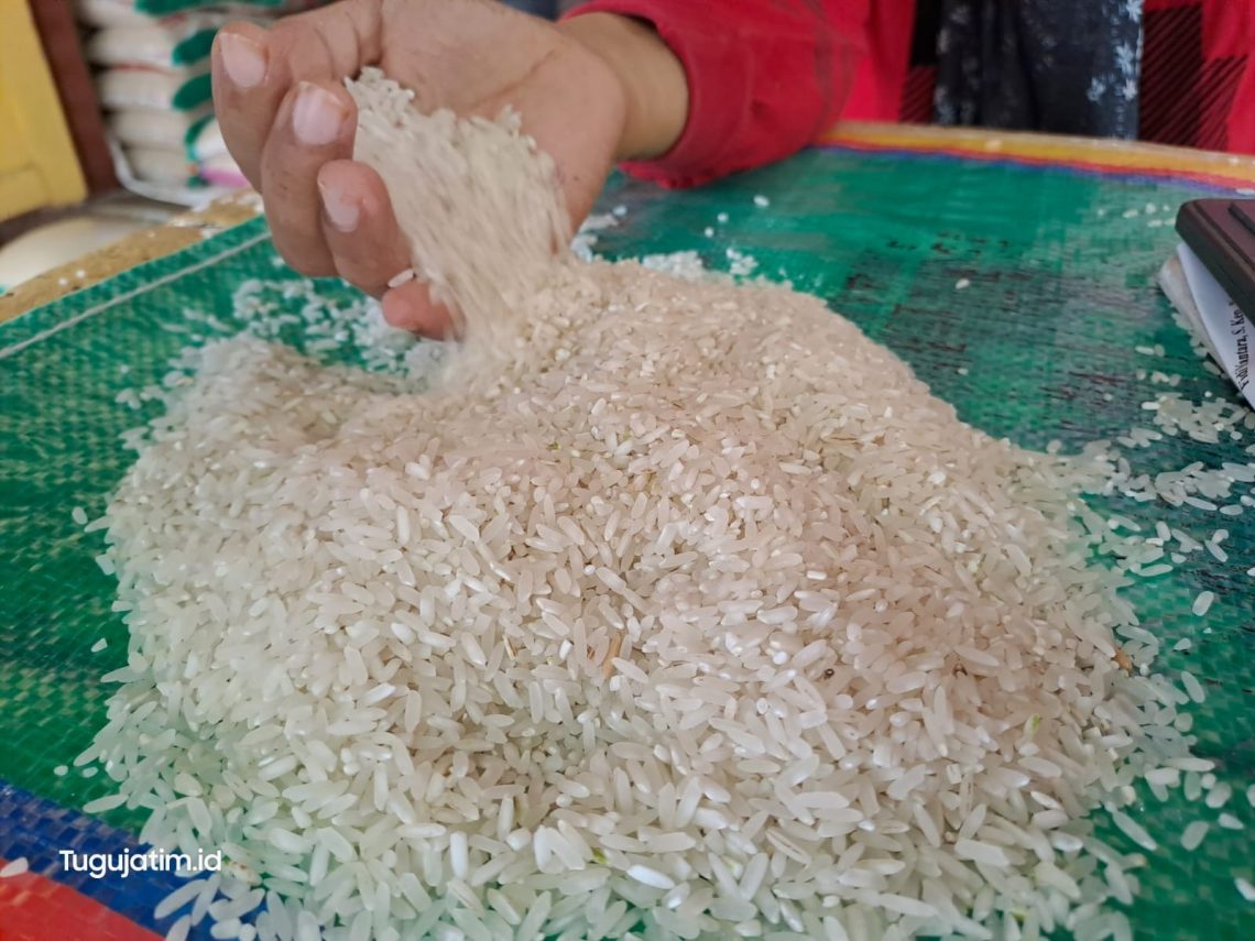 Beras premium yang dijual di Pasar Baru Tuban. Foto: Rochim/Tugu Jatim