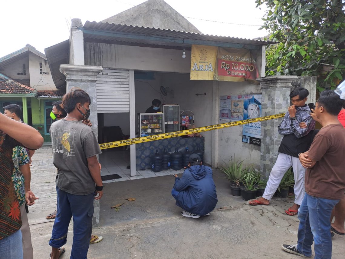 Lokasi penemuan mayat yang kini telah diberi garis polisi. Foto: Rochim/Tugu Jatim