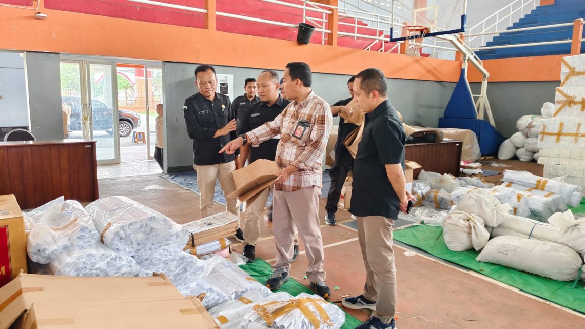 KPU Jatim Distribusikan Logistik Pemilu 2024, Sumenep Jadi Daerah Tersulit 1 Logistik Pemilu 2024 di gudang KPU Jatim. Foto: dok KPU Jatim