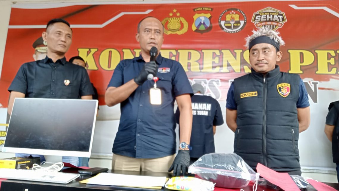 Kasatreskrim Polres Tuban, AKP Rianto bersama jajarannya merilis tangkapan kasus kejahatan bobol Puskesmas Desa Sumurgung. Foto: dok Humas Polres Tuban