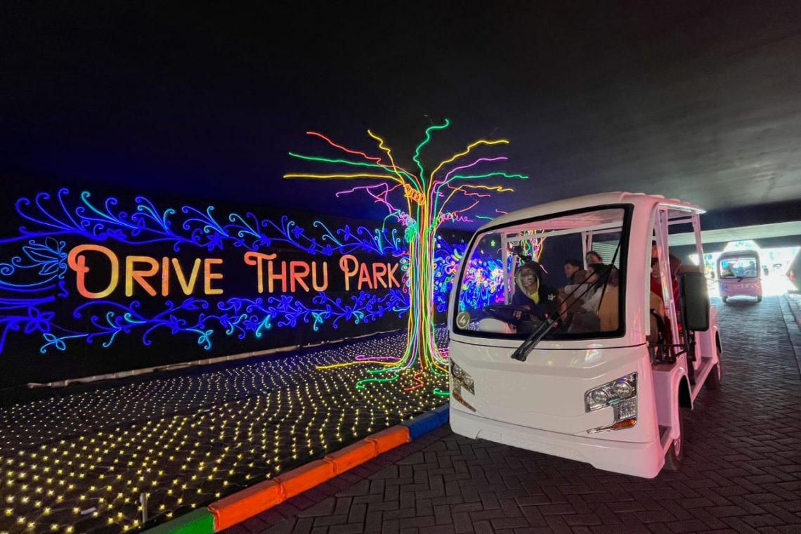 Melihat Ratusan Satwa dan Wahana di Jatim Park 2 Kota Batu Lewat Drive Thru Park yang Baru Dibuka 1 Melihat satwa melalui Drive Thru Park di Jatim Park 2 menggunakan e-car. Foto: dok Jatim Park Group