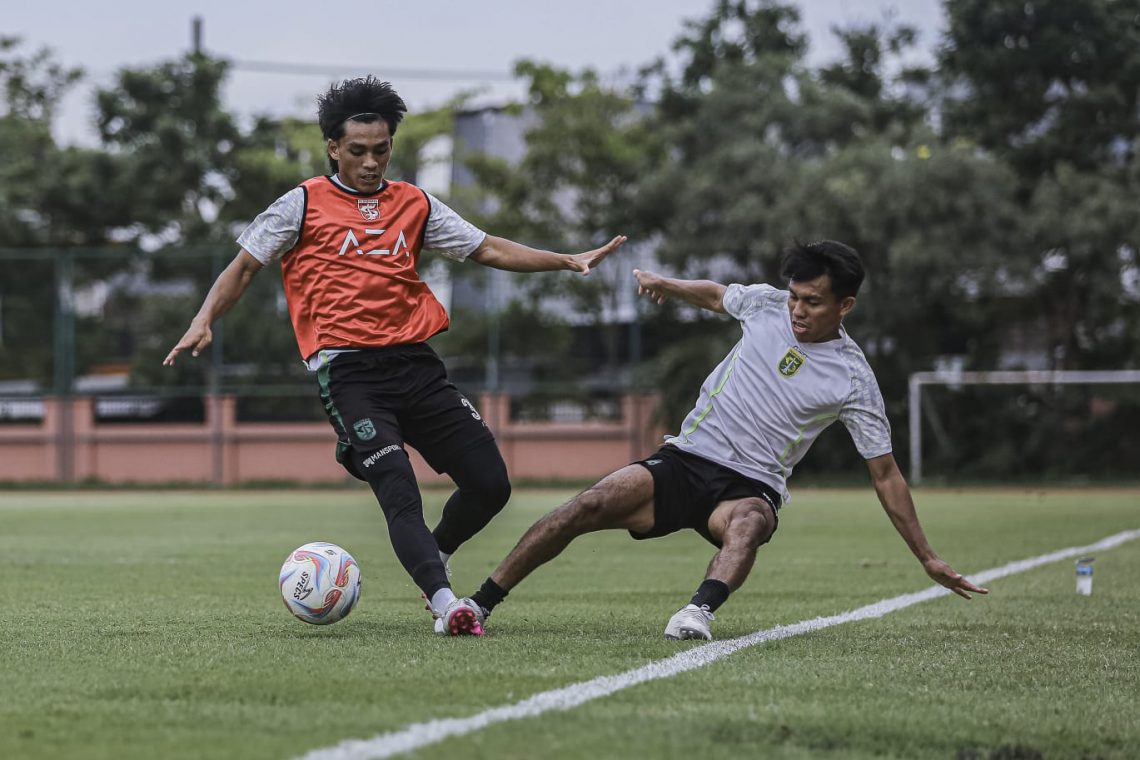 Pemain Persebaya melakukan latihan di Lapangan Thor, pada Jumat (26/1/2024). Foto: Official Persebaya