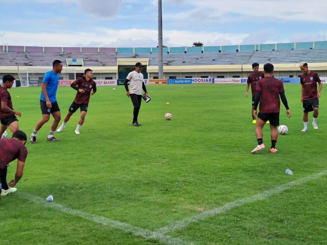 Djadjang Nurdjaman bersama pemain Persela di Stadion Tuban Sport Centre. Foto: Rochim/Tugu Jatim