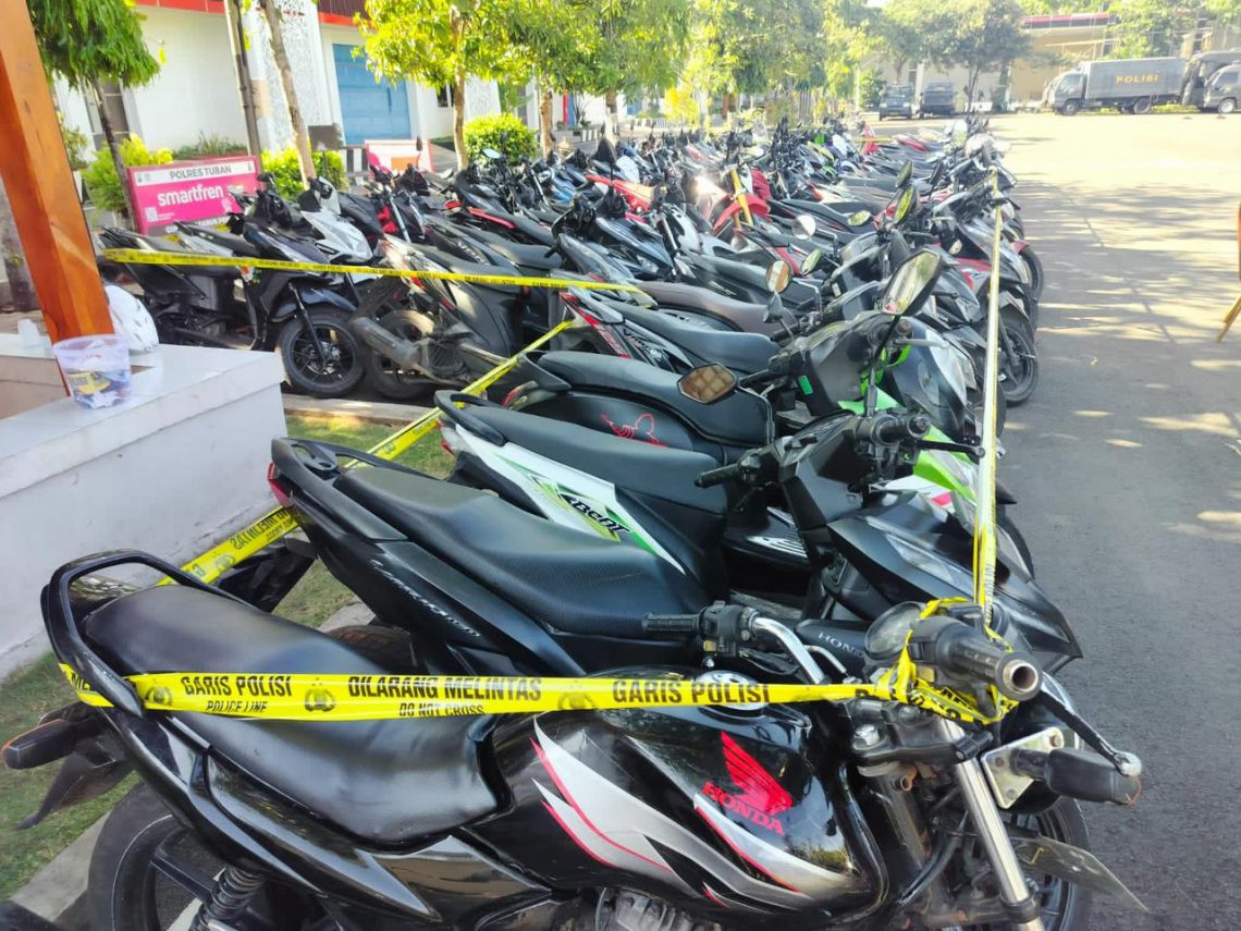 Deretan sepeda motor yang diamankan Satlantas Polres Tuban saat razia balapan liar. Foto: dok Satlantas Polres Tuban