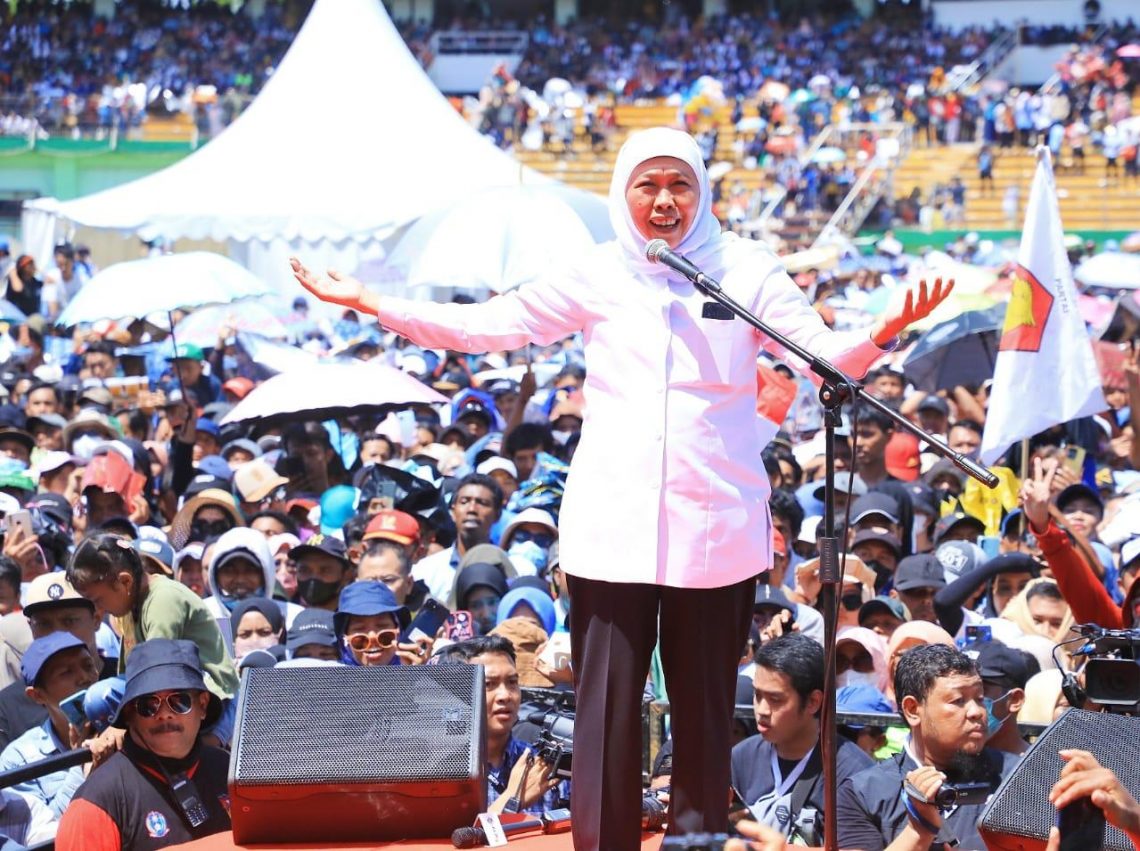 Dampingi Kampanye di Sidoarjo, Khofifah Minta Gibran Ingat Jatim Kalau Menang 1 Khofifah Indar Parawansa saat orasi dalam Kampanye Gibran di Sidoarjo, pada Minggu (28/1/2024). Foto: Humas Pemprov Jatim