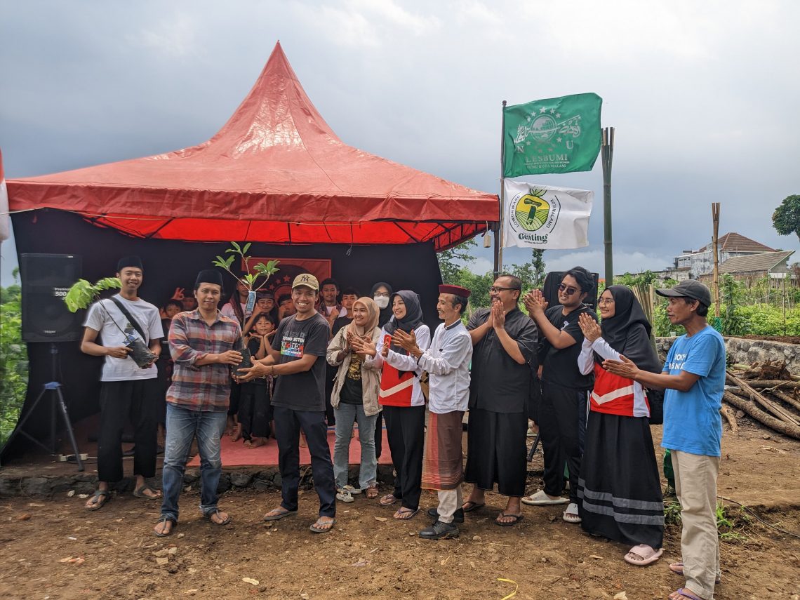 Lesbumi PCNU Kota Malang Rayakan Harlah ke-101 NU Dengan Gerakan Ekologi Spiritual 1 Penyerahan 101 bibit pohon buah-buahan dari Lesbumi PCNU Kota Malang kepada warga Genting. Foto: dok Lesbumi PCNU Kota Malang
