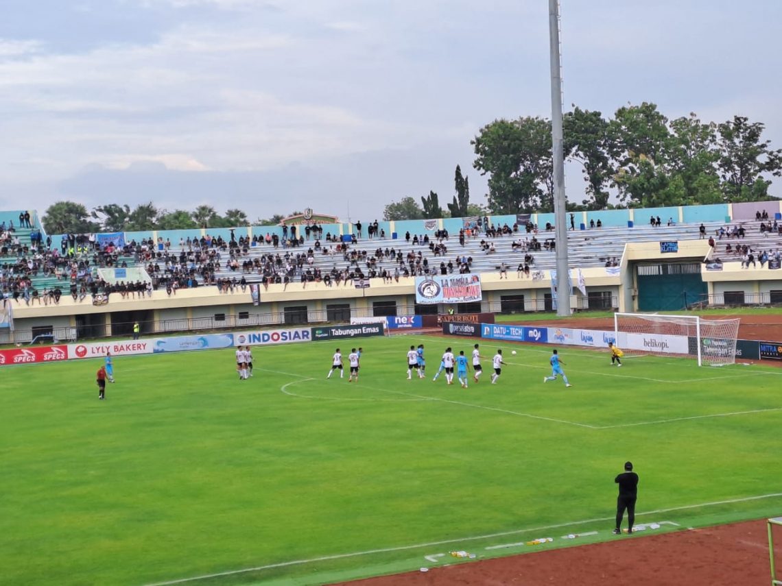 Sejumlah peluang yang dihasilkan pemain Persela di area kotak penalti Malut United. Foto Rochim/Tugu Jatim