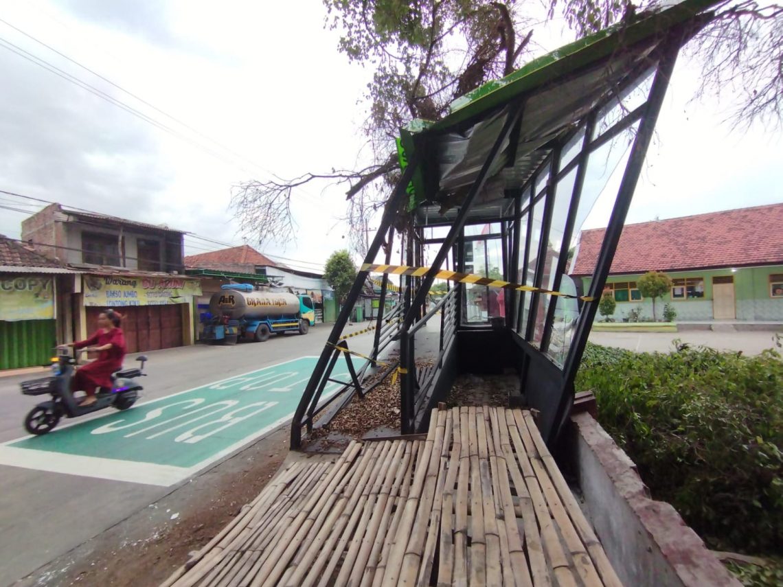 Halte Bus Trans Jatim di Mojokerto Rusak, Target Perbaikan Februari 2024 1 Halte bus Trans Jatim.