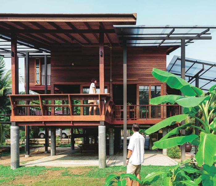 Desain rumah panggung kayu modern terbaru.
