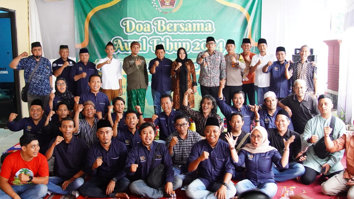 Awali 2024, PWI Mojokerto Raya Doa Bersama Harapkan Keberkahan Netral di Tahun Politik 1 PWI Mojokerto Raya.