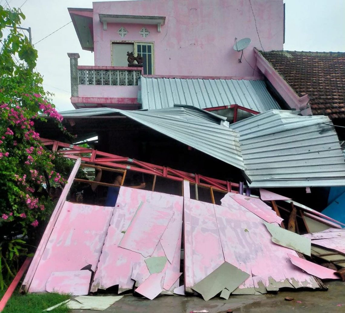hujan dan angin kencang.