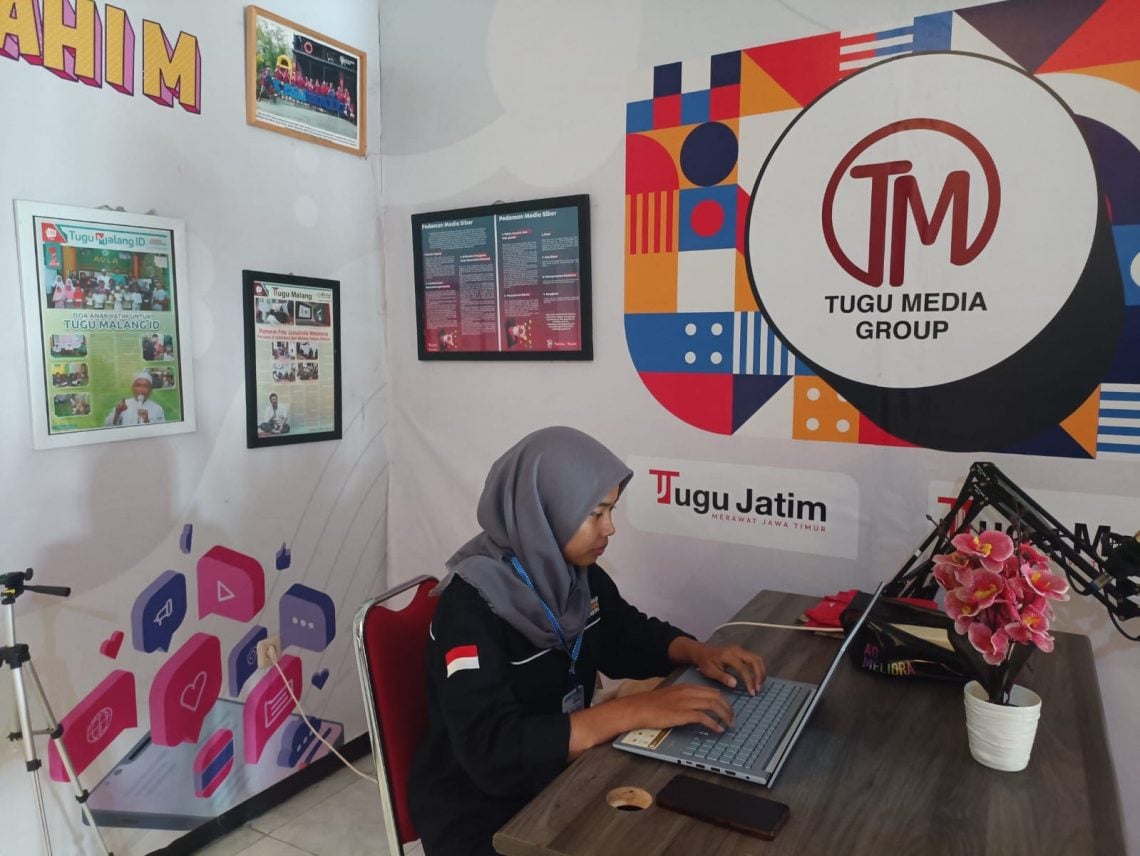 Mahasiswa Unisri.