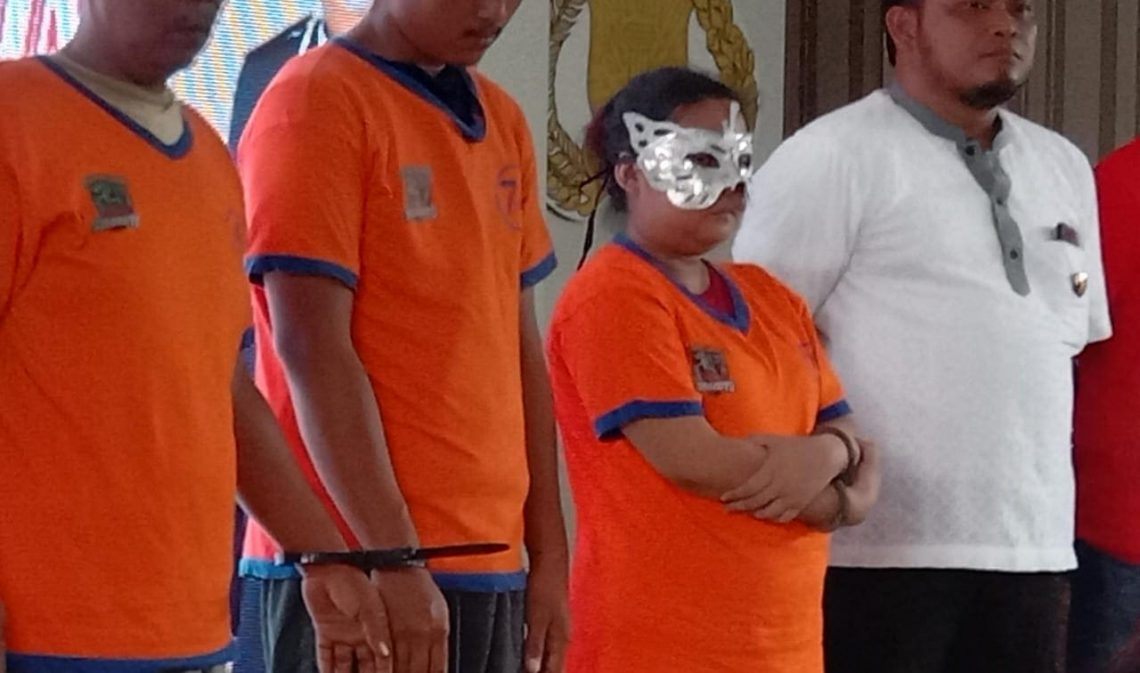 Ibu kandung.