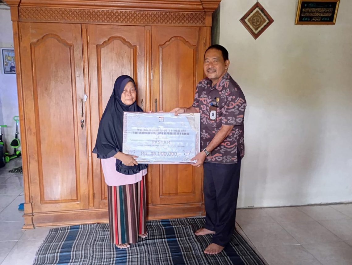 Anggota Linmas Meninggal Kecelakaan, KPUK Tuban Serahkan Dana Santunan ke Ahli Waris 1 Anggota linmas.
