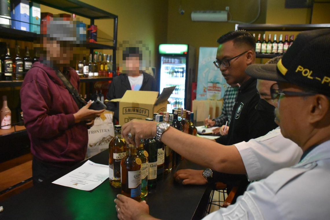 DPRD Surabaya Soroti Peredaran Minuman Beralkohol Ilegal, Dorong Pemkot Terus Lakukan Razia 1 peredaran minuman beralkohol ilegal