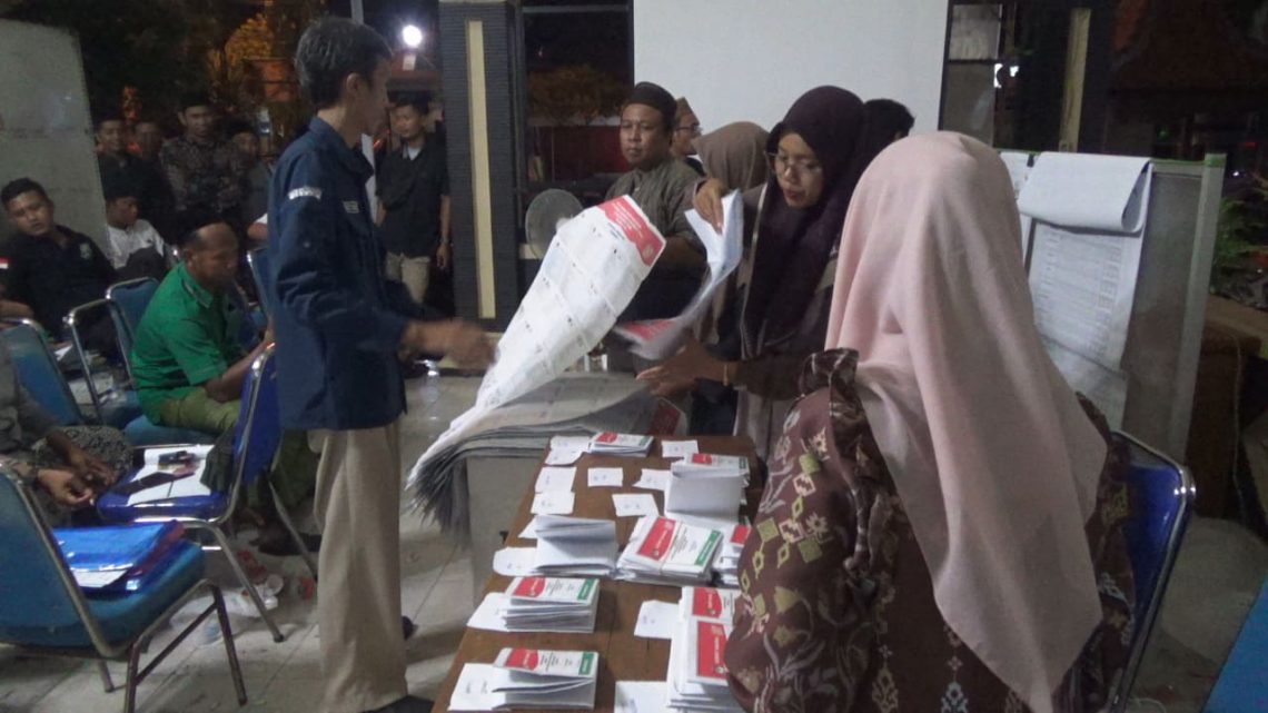 Temukan Selisih, Hitung Ulang Surat Suara di Kabupaten Tuban Bertambah Jadi 7 TPS 1 Hitung ulang surat suara.