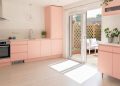 Warna cat dapur cerah.