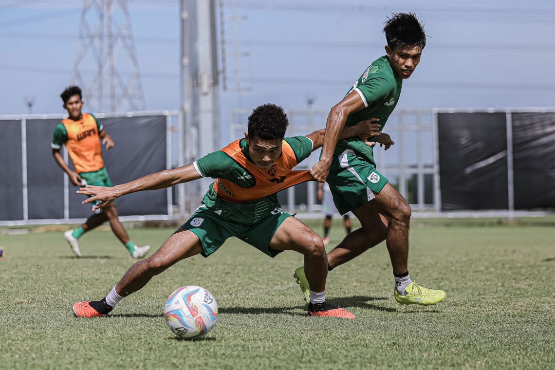 Kecewa Kapten Persebaya Dijerat Kartu Merah, Paul Munster Tekankan Disiplin ke Pemain 1 Kapten Persebaya.