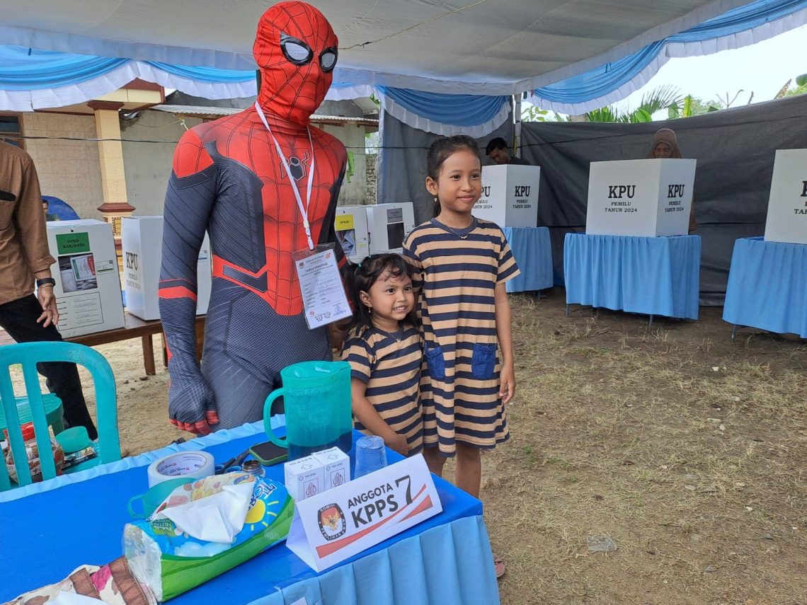 Superhero Spiderman Ikut Nyoblos di Tuban, Bantu Jaga Tinta Pemilu 2024 1 Superhero Spiderman.