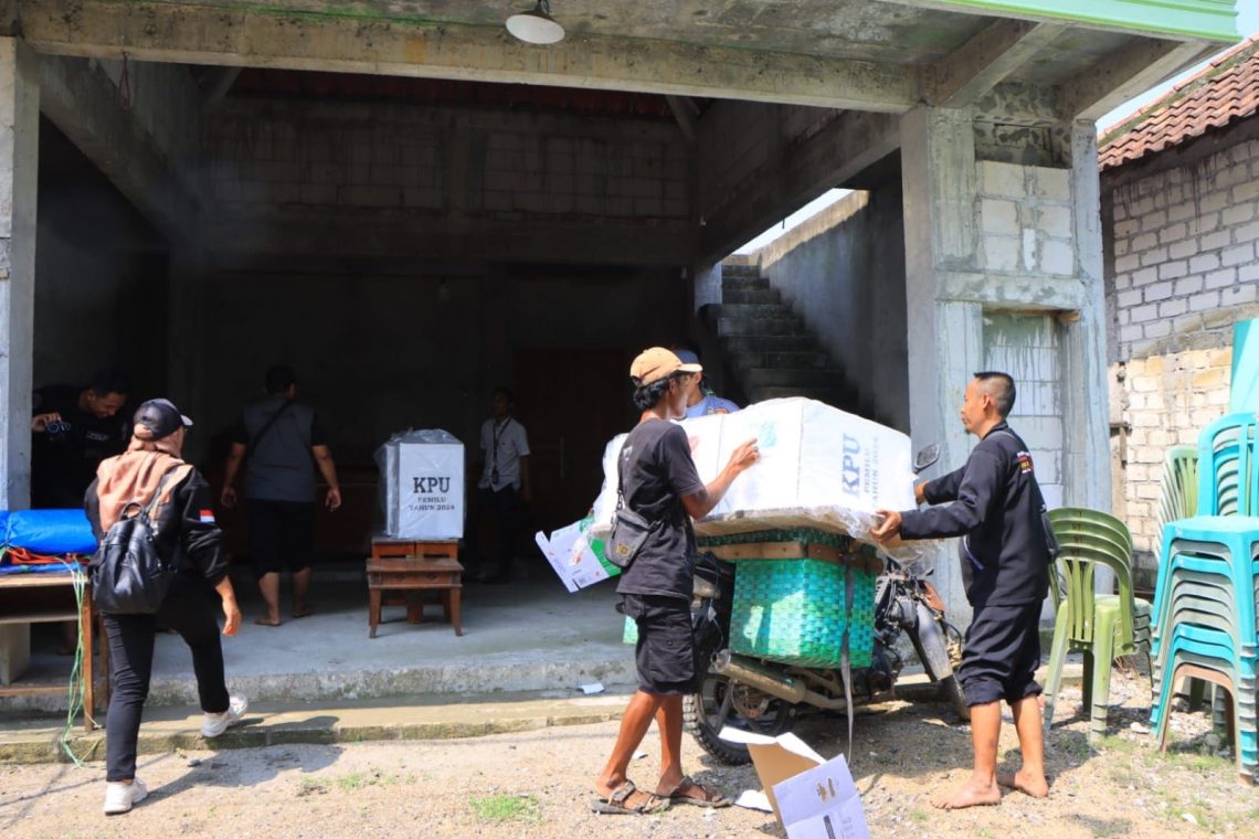 Cegah 150 Warga Tuban Golput di Dusun Terpencil, Petugas: Sakit Pinggang usai lewati Medan Berat 1 Dusun terpencil.