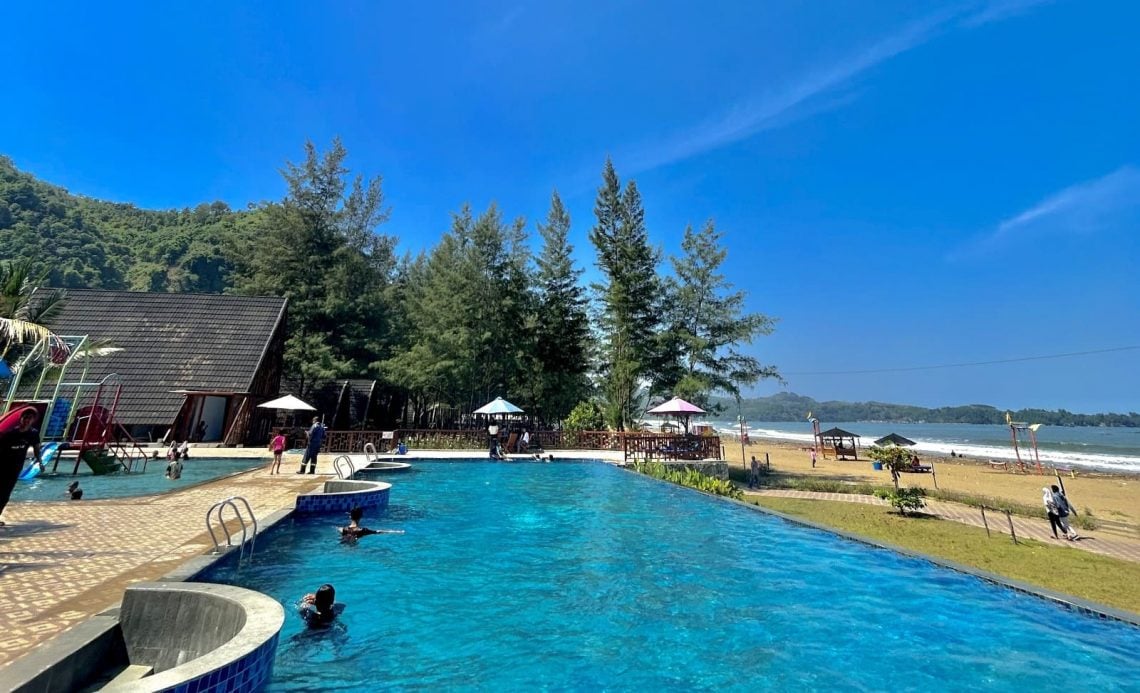 Review Cantiknya Pantai Midodaren Tulungagung, Tempat Staycation Cocok Bareng Keluarga: Simak Lokasi, Fasilitas, dan Harga Tiket Masuk Terbaru 2024 1 Kolam renang yang berada tepat di tepi Pantai Midodaren Tulungagung. (Foto: Google Maps Silka)