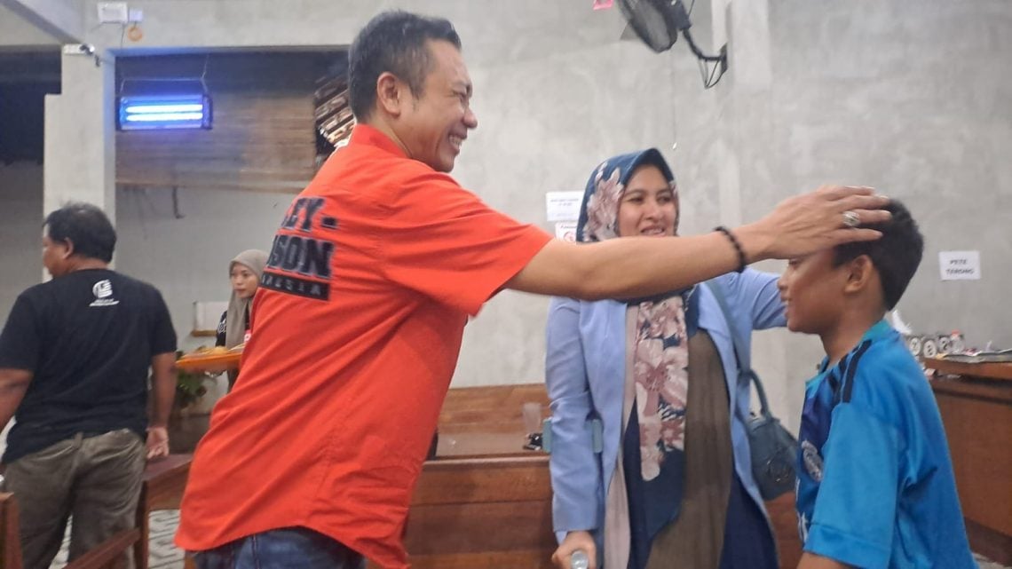 Pasca Minta Maaf, Caleg Rahmat Santoso Empati Elus Kepala Anak Korban APK Roboh di Tuban 1 APK roboh.