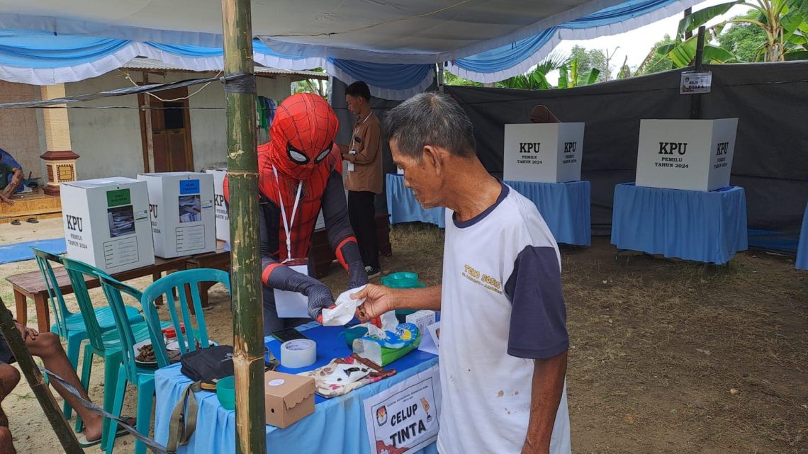 "Spiderman" Jadi Petugas KPPS di Tuban, Layani Warga Nyoblos: Terima Foto Selfie 1 Petugas KPPS.