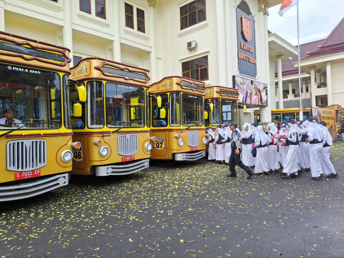 Bus Sekolah Gratis Ramah Difabel Telan Anggaran Rp13 Miliar, Pelajar Tuban Semringah 1 Bus sekolah gratis.