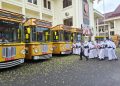 Bus sekolah gratis.