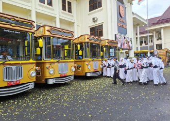 Bus sekolah gratis.