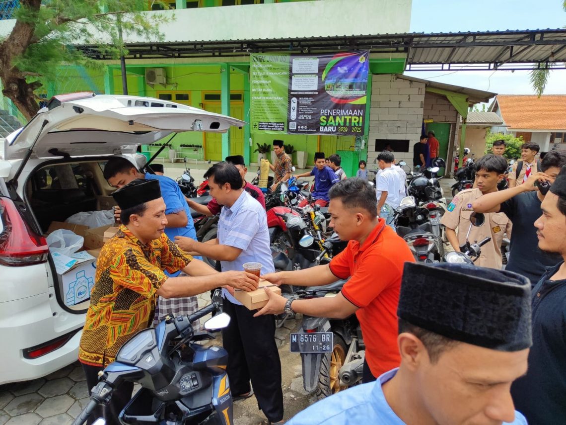 Jumat Berkah, Pegadaian Kanwil XII Surabaya Bagikan 14.000 Makanan Siap Saji kepada Masyarakat 1 Pegadaian Kanwil XII Surabaya.