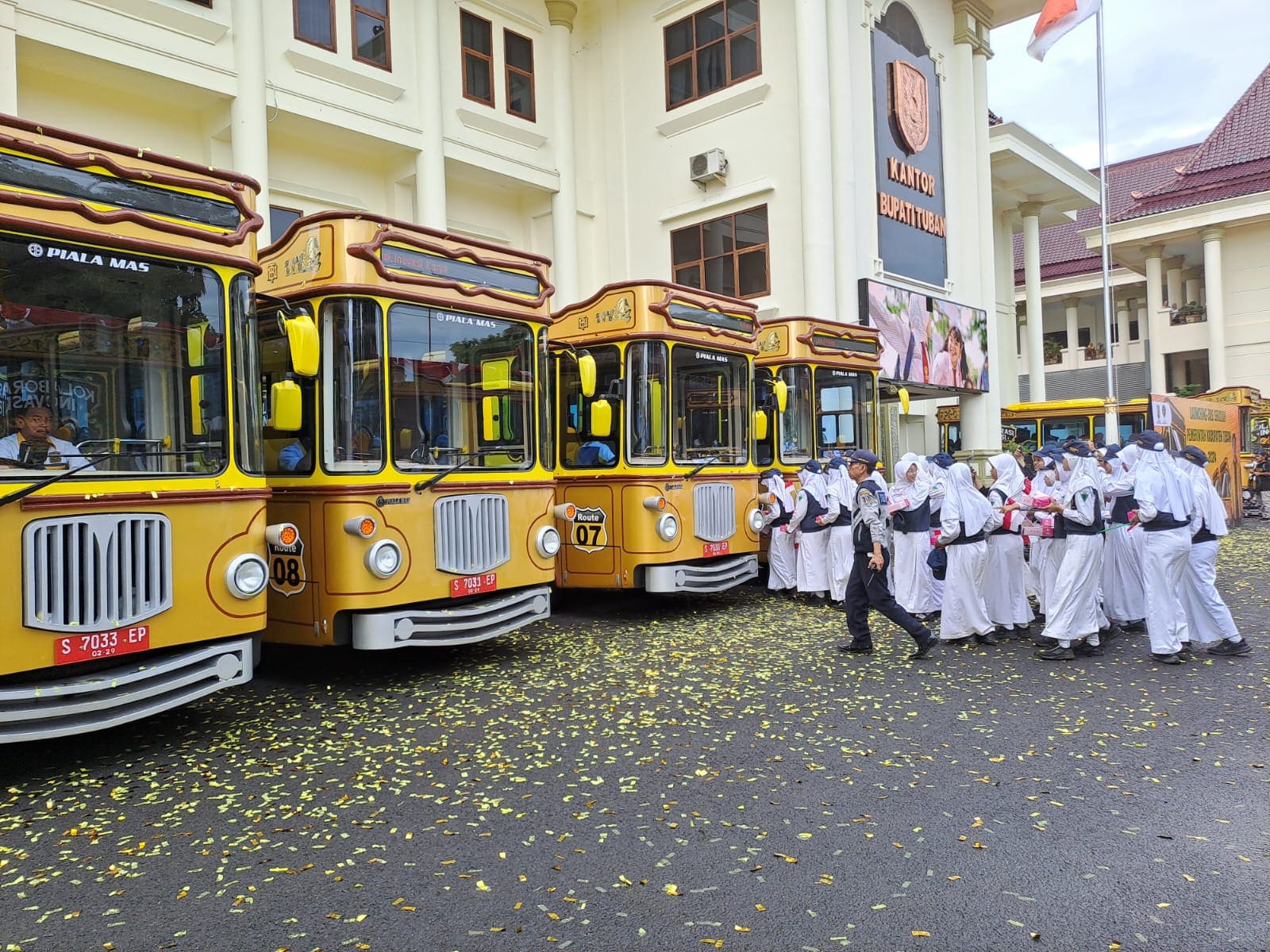 Bus sekolah pelajar Tuban.