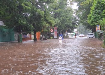 hujan deras guyur tuban
