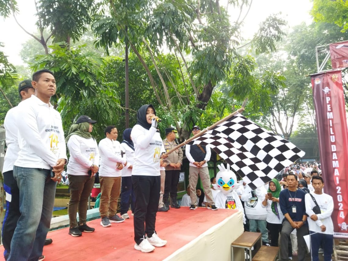 Jalan Sehat Bareng KPU Kabupaten Mojokerto, Jadi Sarana Edukasi Jelang Pemilu 2024 5 Bupati Mojokerto saat momen jalan sehat bersama KPU Kabupaten Mojokerto (foto: Hanif/Tugujatim)