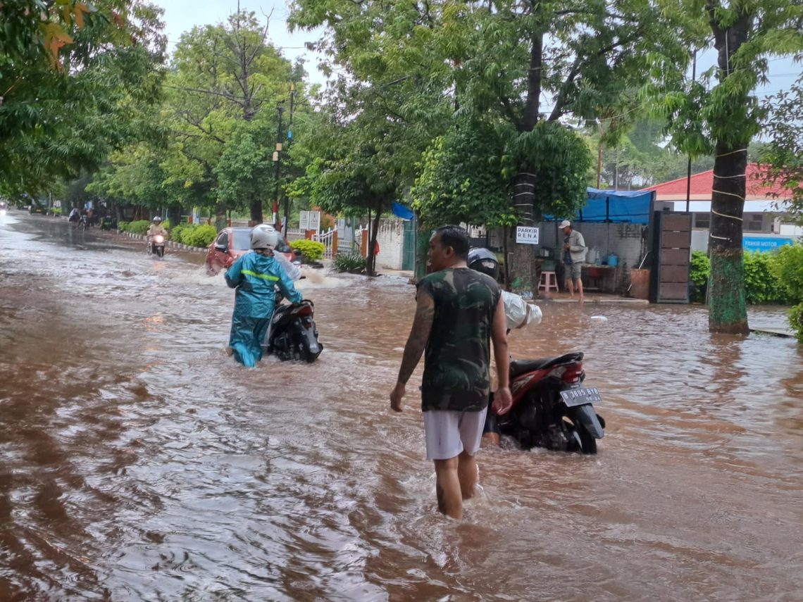 Nekat Terjang Banjir, Belasan Kendaraan Roda Dua di Tuban Mati Mesin 1 nekat terjang banjir