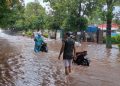 nekat terjang banjir